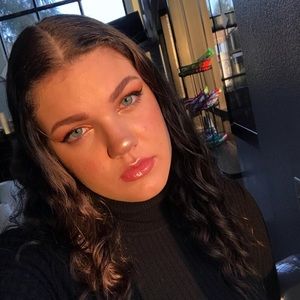 Meet your Posher, Amelia